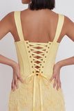 Espartilho amarelo claro, pérolas, apliques florais, alças grossas, bodycon, vestido curto de regresso a casa.