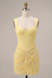 Espartilho amarelo claro, pérolas, apliques florais, alças grossas, bodycon, vestido curto de regresso a casa.