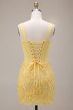 Espartilho amarelo claro, pérolas, apliques florais, alças grossas, bodycon, vestido curto de regresso a casa.