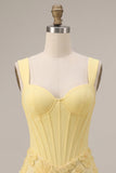 Espartilho amarelo claro, pérolas, apliques florais, alças grossas, bodycon, vestido curto de regresso a casa.