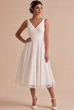 Vestido de Noiva Midi branco com decote em V e linha A franzida com renda
