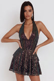 Vestido de cocktail curto preto com gola alta, decote em camadas, lantejoulas com folhos e camadas