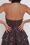 Vestido de cocktail curto preto com gola alta, decote em camadas, lantejoulas com folhos e camadas