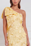 Vestido de dama de honor longo com aplicação floral de um ombro em forma de narciso e laço