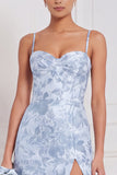 Vestido de dama de honor floral azul claro com fenda