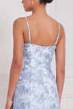 Vestido de dama de honor floral azul claro com fenda