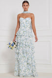 Vestido de dama de honor longo em camadas com folhos e flor azul-branca e cachecol no pescoço