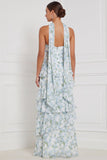Vestido de dama de honor longo em camadas com folhos e flor azul-branca e cachecol no pescoço