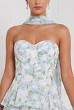 Vestido de dama de honor longo em camadas com folhos e flor azul-branca e cachecol no pescoço