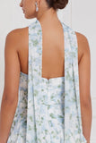 Vestido de dama de honor longo em camadas com folhos e flor azul-branca e cachecol no pescoço