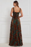 Vestido comprido de dama de honor castanho com decote quadrado, linha em A, franzido e queimado, veludo