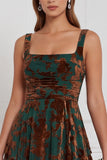 Vestido comprido de dama de honor castanho com decote quadrado, linha em A, franzido e queimado, veludo