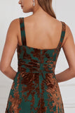 Vestido comprido de dama de honor castanho com decote quadrado, linha em A, franzido e queimado, veludo