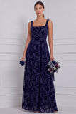 Vestido comprido de dama de honor castanho com decote quadrado, linha em A, franzido e queimado, veludo