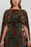 Vestido comprido de dama de honor com capa de veludo preto e decote em V