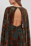 Vestido comprido de dama de honor com capa de veludo preto e decote em V