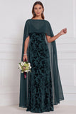 Vestido comprido de dama de honor com capa de veludo preto e decote em V