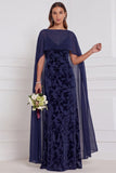 Vestido comprido de dama de honor com capa de veludo preto e decote em V
