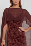 Vestido comprido de dama de honor com capa de veludo preto e decote em V