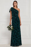 Vestido comprido de dama de honor de veludo queimado de um ombro verde escuro com laço