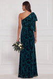 Vestido comprido de dama de honor de veludo queimado de um ombro verde escuro com laço