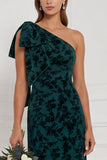 Vestido comprido de dama de honor de veludo queimado de um ombro verde escuro com laço