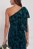 Vestido comprido de dama de honor de veludo queimado de um ombro verde escuro com laço