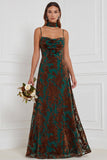 Vestido comprido de dama de honor em veludo castanho queimado, linha em A, decote em forma de capuz e gola curta