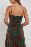 Vestido comprido de dama de honor em veludo castanho queimado, linha em A, decote em forma de capuz e gola curta