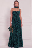 Vestido comprido de dama de honor em veludo castanho queimado, linha em A, decote em forma de capuz e gola curta
