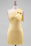 Vestido Curto de Homecoming de Cetim Amarelo com um ombro e detalhe em laço