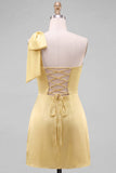 Vestido Curto de Homecoming de Cetim Amarelo com um ombro e detalhe em laço