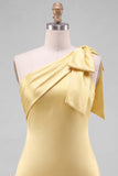 Vestido Curto de Homecoming de Cetim Amarelo com um ombro e detalhe em laço