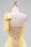 Vestido Curto de Homecoming de Cetim Amarelo com um ombro e detalhe em laço