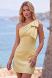Vestido Curto de Homecoming de Cetim Amarelo com um ombro e detalhe em laço