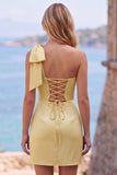 Vestido Curto de Homecoming de Cetim Amarelo com um ombro e detalhe em laço