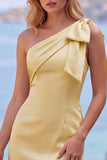 Vestido Curto de Homecoming de Cetim Amarelo com um ombro e detalhe em laço