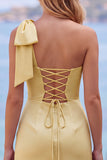 Vestido Curto de Homecoming de Cetim Amarelo com um ombro e detalhe em laço