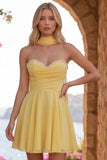 Vestido Amarelo A-Line Pérola Calço Sem Alças de Chiffon Curta de Regresso a Casa com Cachecol