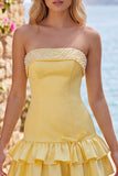 Vestido curto de regresso a casa, sem alças em Pérola com alças, em camadas, com folhos e folhos