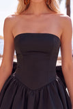 Vestido preto sem alças com bainha bolha em linha A com laço nas costas