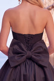 Vestido preto sem alças com bainha bolha em linha A com laço nas costas
