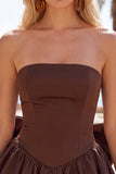 Vestido preto sem alças com bainha bolha em linha A com laço nas costas