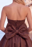 Vestido preto sem alças com bainha bolha em linha A com laço nas costas