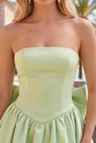 Vestido preto sem alças com bainha bolha em linha A com laço nas costas