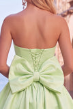 Vestido preto sem alças com bainha bolha em linha A com laço nas costas