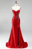 Vestido de baile vermelho de cetim com cauda sem alças e sereia sem alças, com fenda