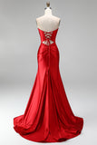 Vestido de baile vermelho de cetim com cauda sem alças e sereia sem alças, com fenda