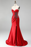 Vestido de baile vermelho de cetim com cauda sem alças e sereia sem alças, com fenda