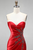 Vestido de baile vermelho de cetim com cauda sem alças e sereia sem alças, com fenda